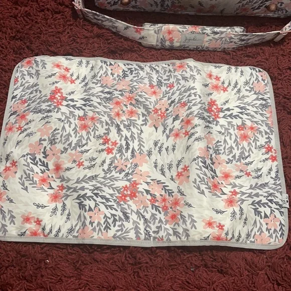 Ju-ju-be babybag, floral pattern typically for a girl.